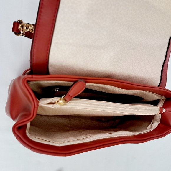 Time and Tru Women's Red Puffer Quilted Envelop Style Handbag, purse - Picture 10 of 11